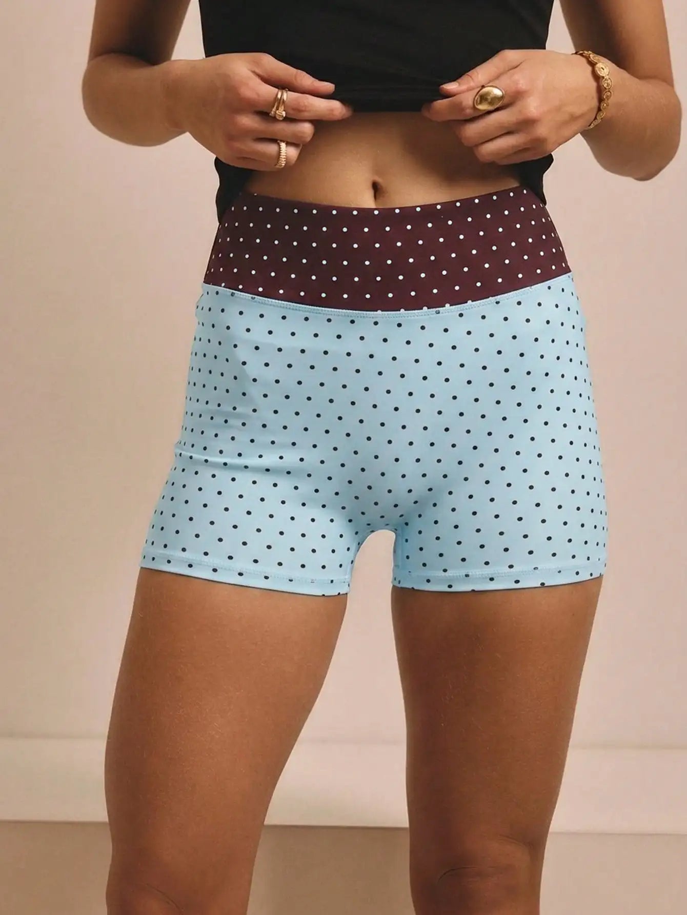 Polka-dot printed outdoor cycling tights are popular in Europe and America, and fitness yoga shorts with high waist and wrinkled hips are popular.