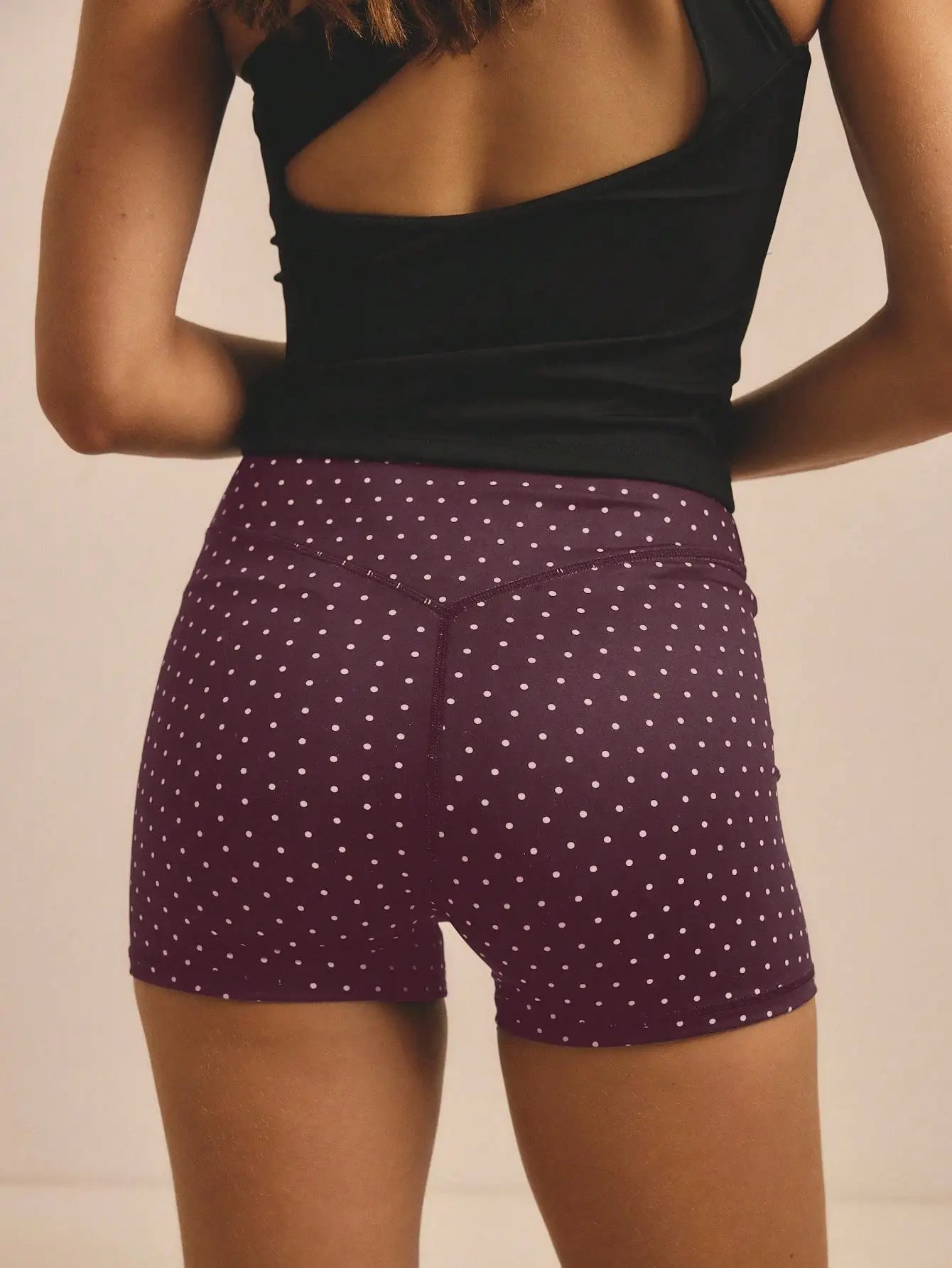 Polka-dot printed outdoor cycling tights are popular in Europe and America, and fitness yoga shorts with high waist and wrinkled hips are popular.