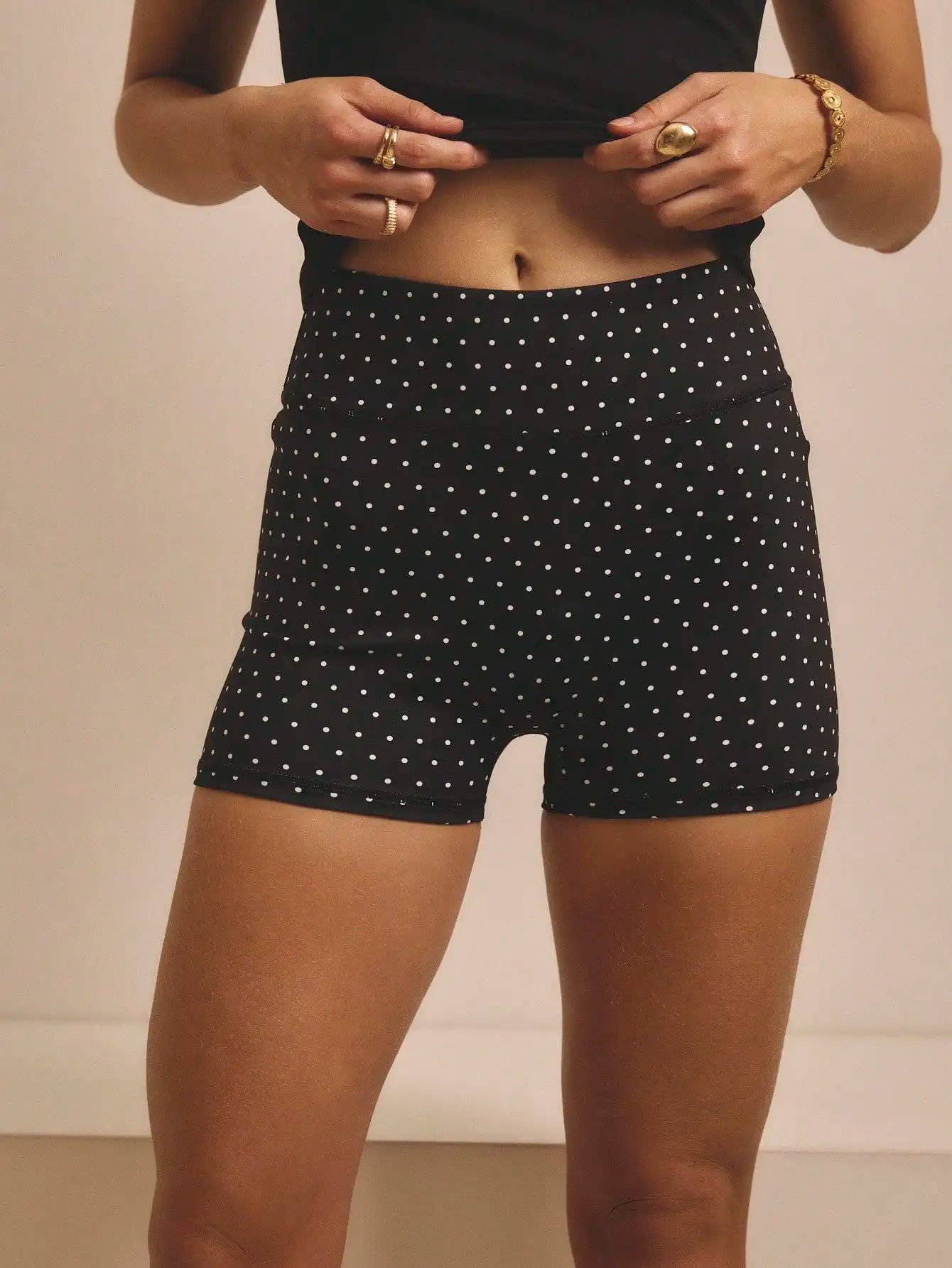Polka-dot printed outdoor cycling tights are popular in Europe and America, and fitness yoga shorts with high waist and wrinkled hips are popular.