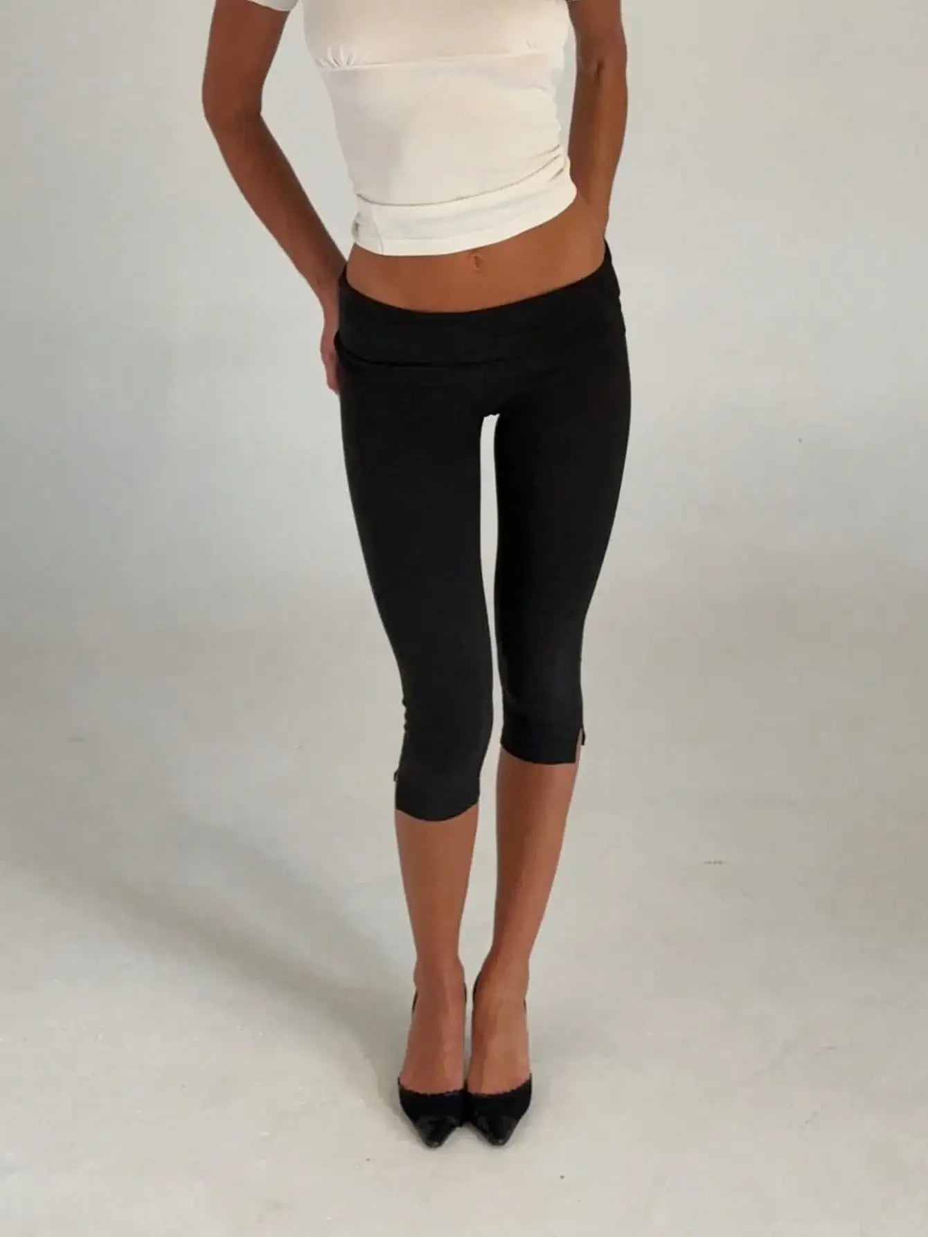 Women's Y2K Low Waist White Capri Leggings Fold Over Waistband Split Hem Solid Color Slim Fit Stretchy Cropped Leggings Buttery