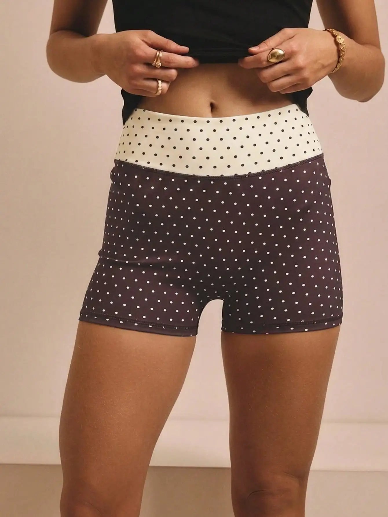 Polka-dot printed outdoor cycling tights are popular in Europe and America, and fitness yoga shorts with high waist and wrinkled hips are popular.