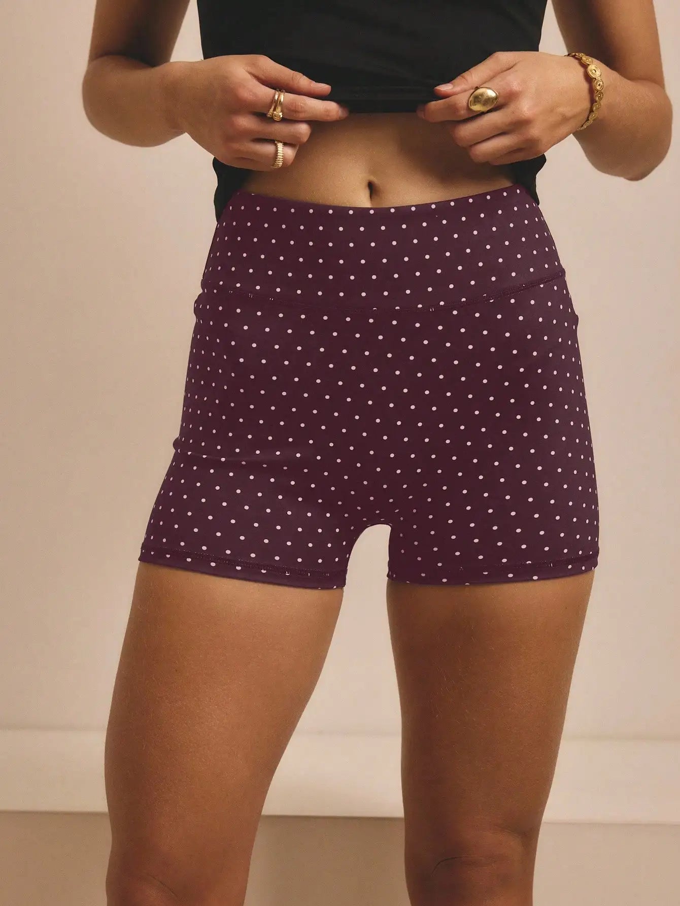 Polka-dot printed outdoor cycling tights are popular in Europe and America, and fitness yoga shorts with high waist and wrinkled hips are popular.