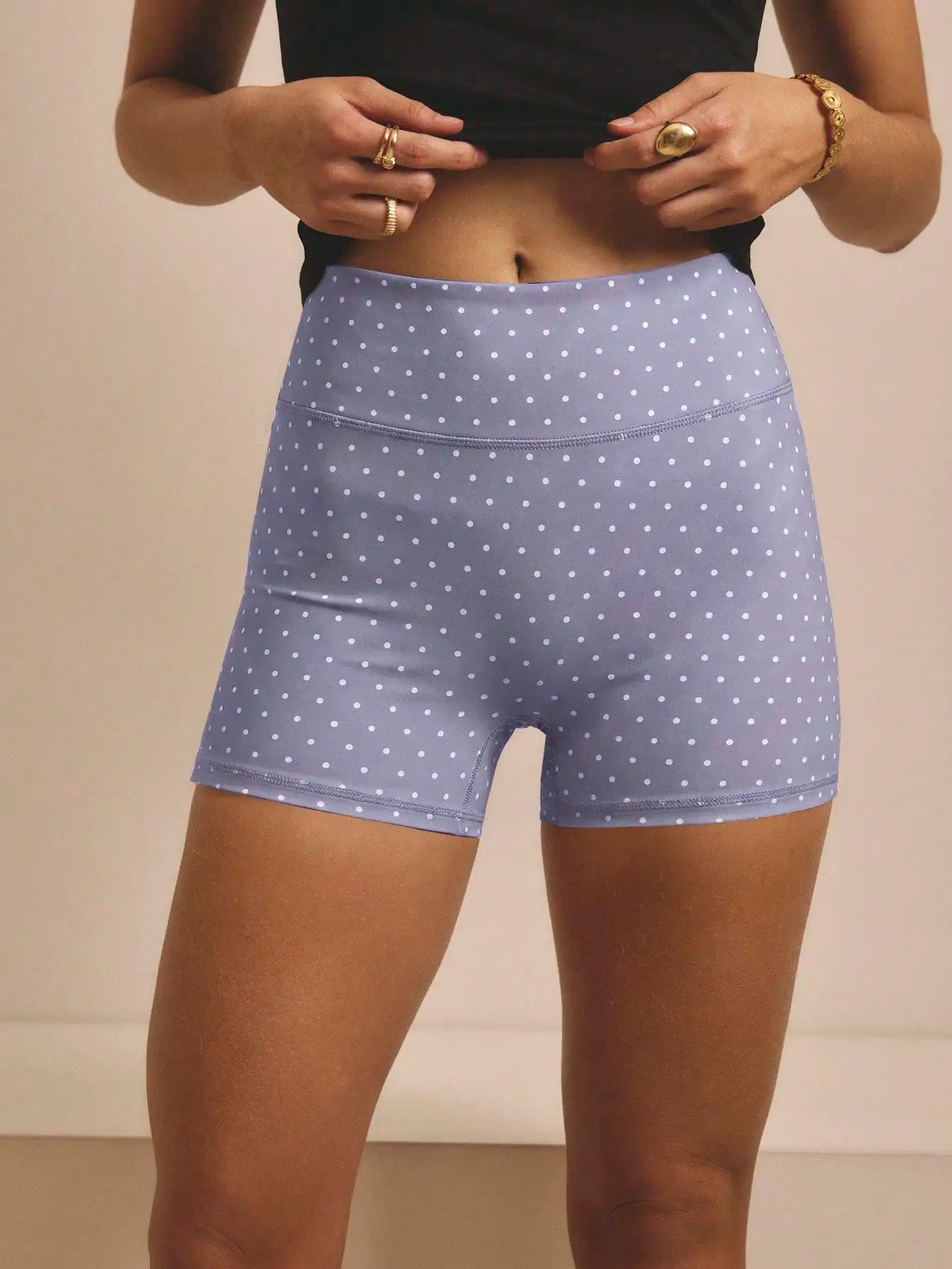 Polka-dot printed outdoor cycling tights are popular in Europe and America, and fitness yoga shorts with high waist and wrinkled hips are popular.
