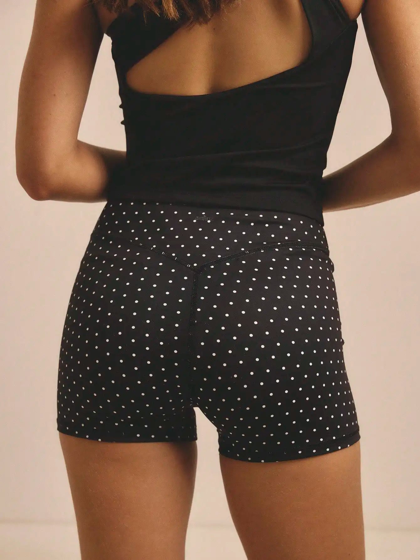 Polka-dot printed outdoor cycling tights are popular in Europe and America, and fitness yoga shorts with high waist and wrinkled hips are popular.