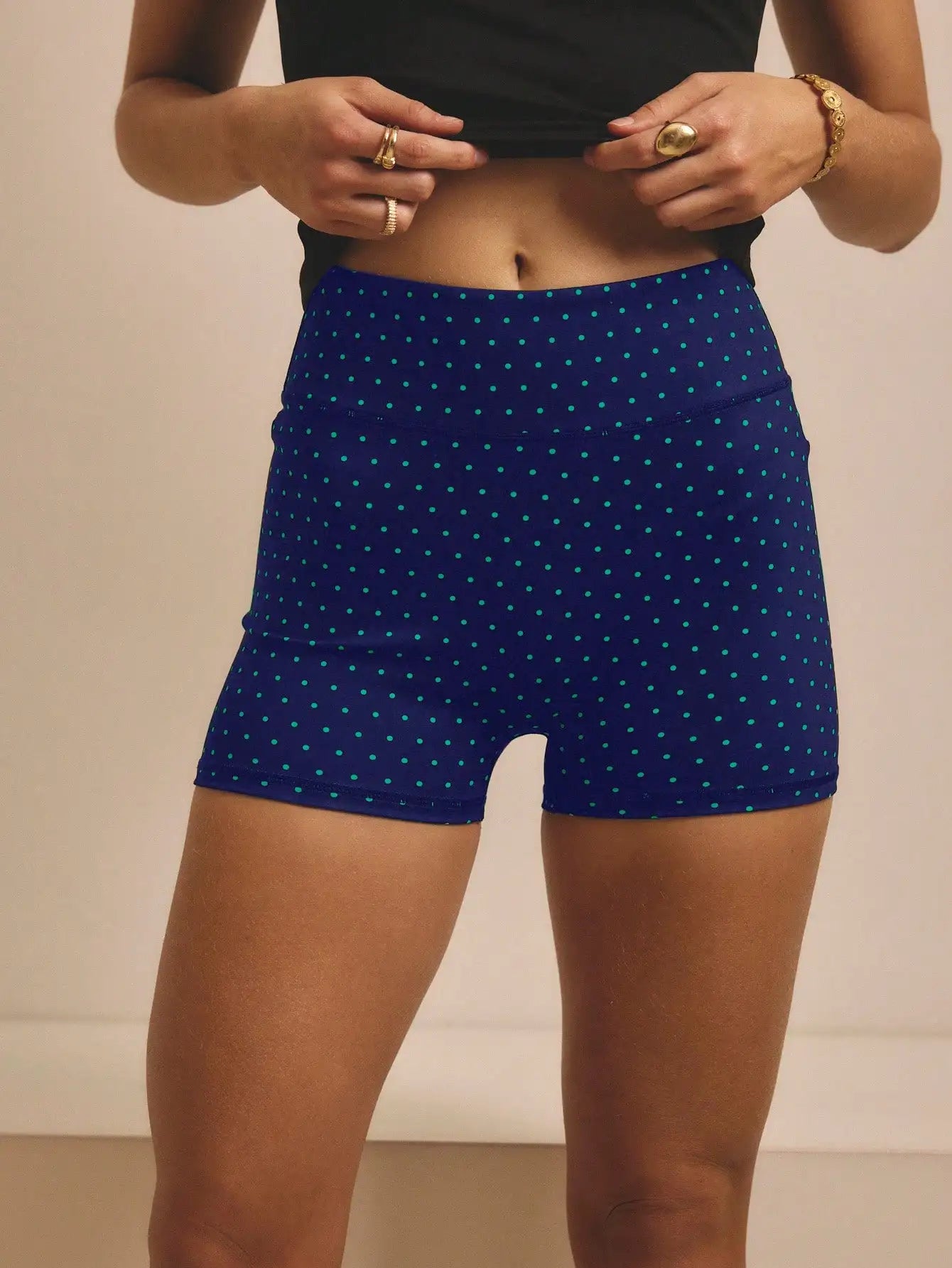 Polka-dot printed outdoor cycling tights are popular in Europe and America, and fitness yoga shorts with high waist and wrinkled hips are popular.